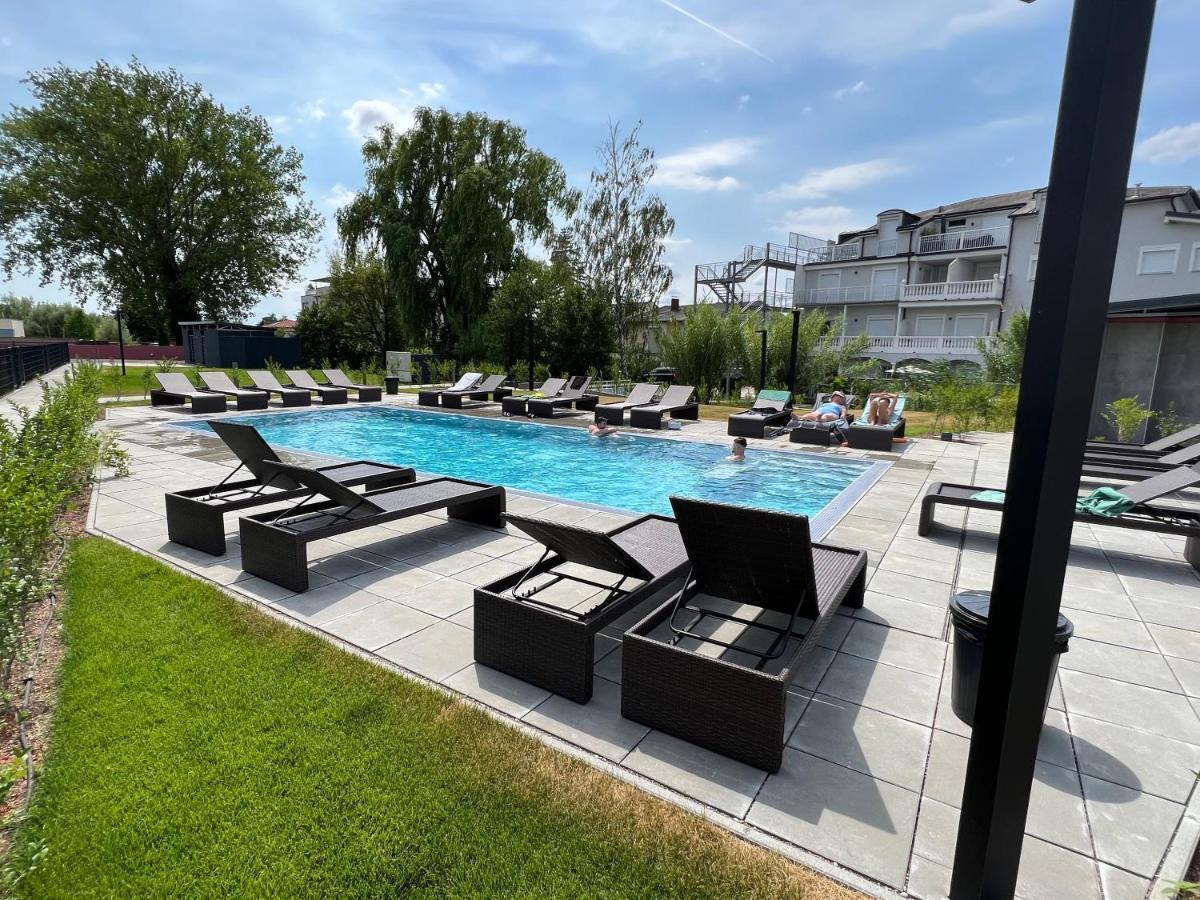 25H Spa-Residenz Best Sleep Privat Garden & Pools 네우시에들암시 외부 사진