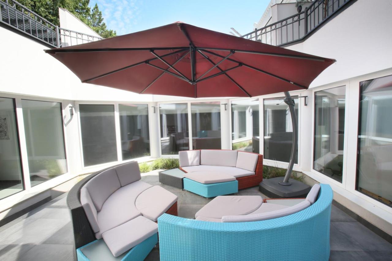25H Spa-Residenz Best Sleep Privat Garden & Pools 네우시에들암시 외부 사진